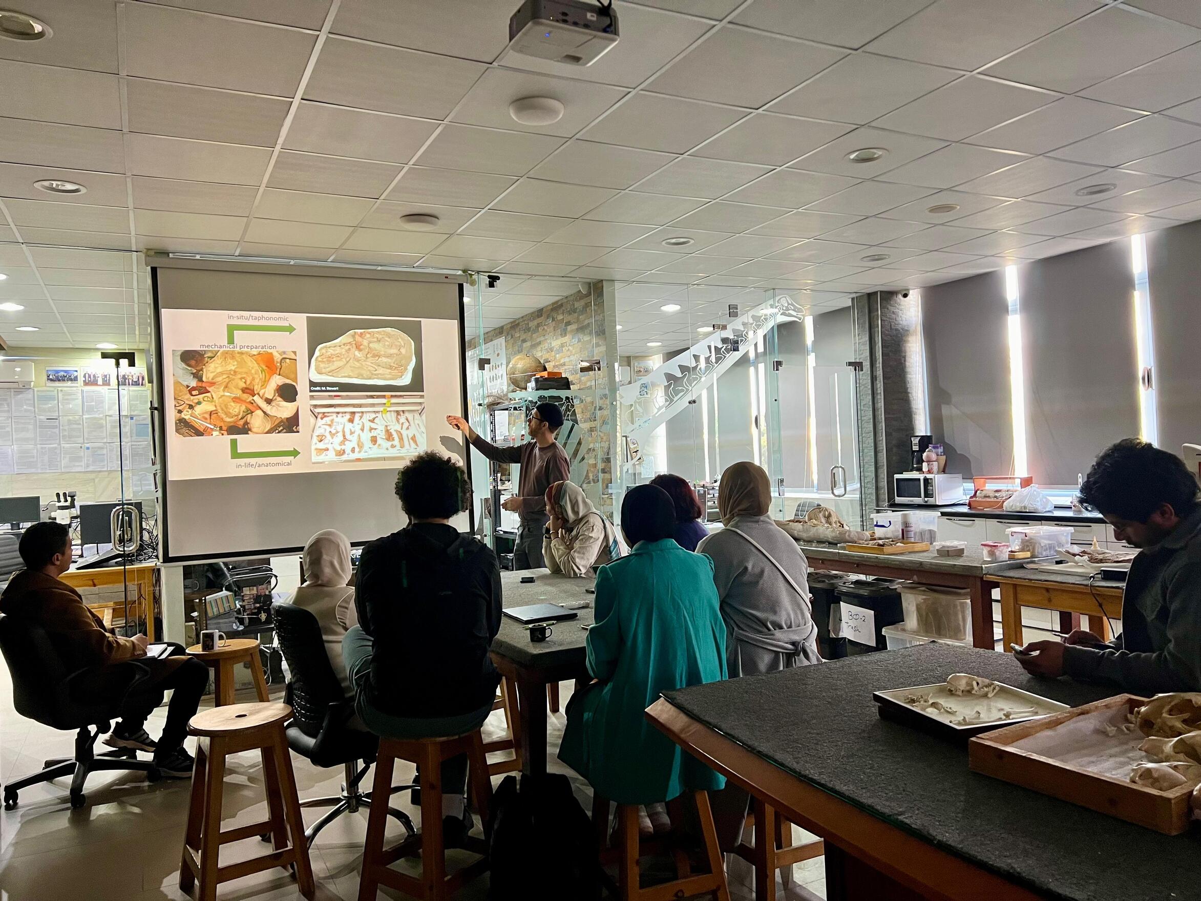  Dr. Joe Groenke, a paleontology expert at the O’Connor Lab, Ohio University, US, gave a lecture was about the latet techniques for fossil restoration using artificial intelligence